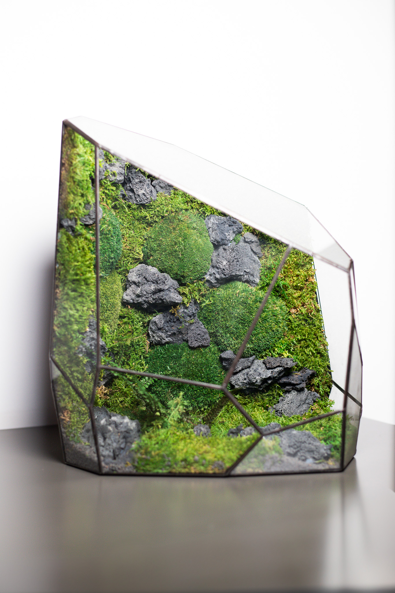 Low Maintenance Moss Terrarium ROCK by DuosGlass with stabilized moss and natural stone design